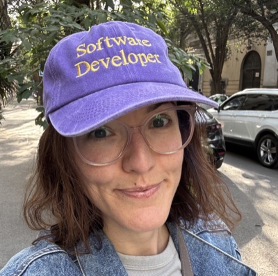 Julia López wearing a purple Software Developer cap